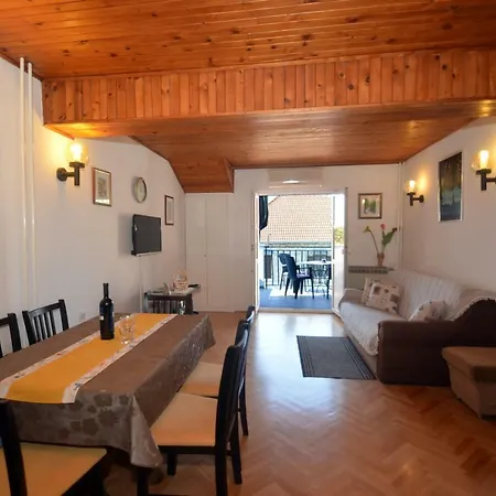 Mimica-croatia , , Center
